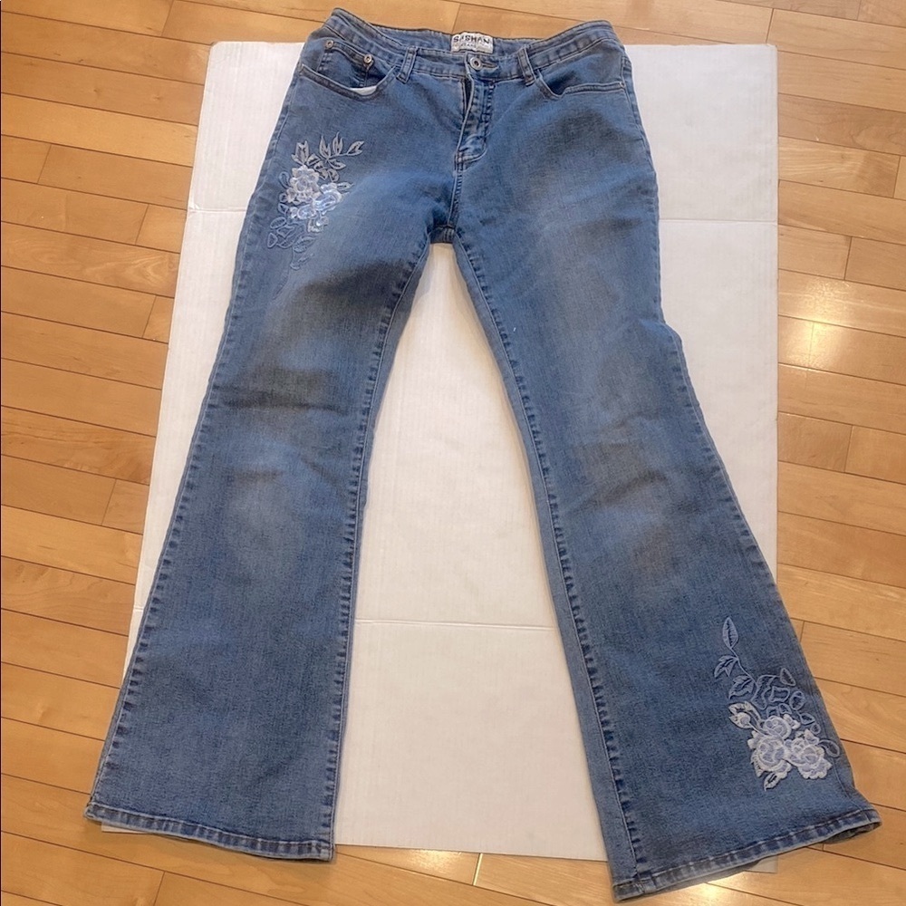 Retro vibe SUSHAN  floral Embroidered Women's flared Jeans Size Large fits a 9